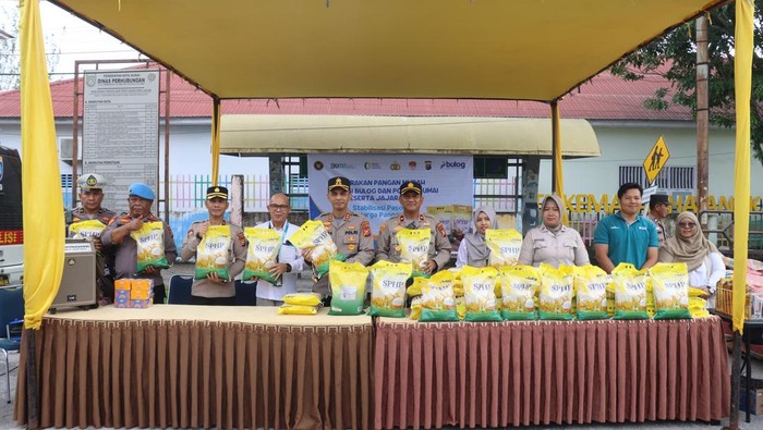 Polres Dumai menggelar Gerakan Pangan Murah untuk menjaga stabilitas harga beras.
