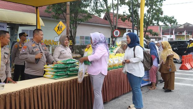 Polres Dumai menggelar Gerakan Pangan Murah untuk menjaga stabilitas harga beras.