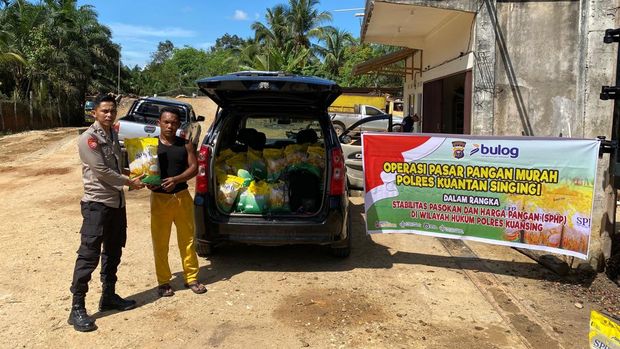 Polres Kuansing menggelar operasi pangan murah di 3 lokasi untuk menjaga stabilitas harga beras, Selasa (12/8/2025).