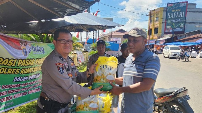 Polres Kuansing menggelar operasi pangan murah di 3 lokasi untuk menjaga stabilitas harga beras, Selasa (12/8/2025).
