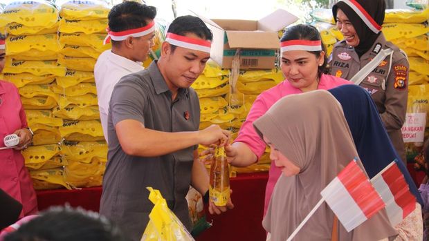 Polres Rohul menggelar bazar pangan beras murah untuk menstabilkan harga pangan.