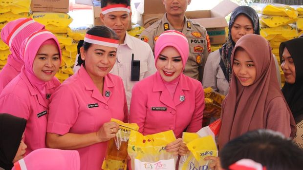 Polres Rohul menggelar bazar pangan beras murah untuk menstabilkan harga pangan.