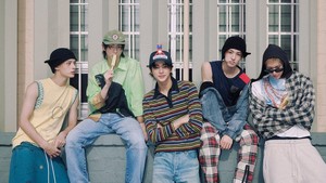 Cortis debut dalam formasi lima member. Namanya terinspirasi dari frama Color Outside the Lines yang berarti grup ini akan nampilin musik tanpa aturan-aturan baku. (Foto: dok. BIGHIT MUSIC)