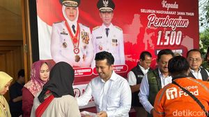 Pemprov Jatim Bagikan Bendera Merah Putih dan Bantuan Sembako