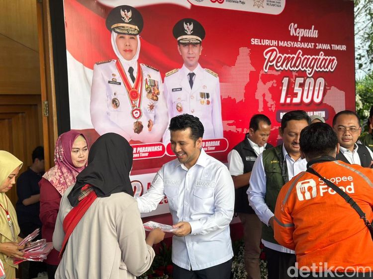 Pemprov Jatim Bagikan Bendera Merah Putih dan Bantuan Sembako