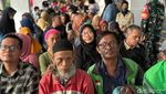 Pemprov Jatim Bagikan Bendera Merah Putih dan Bantuan Sembako