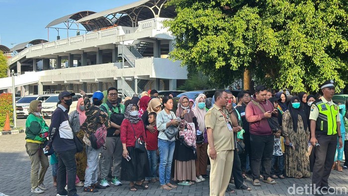 Potret Ribuan Warga Mengambil Bendera Merah Putih dan Bantuan Sembako dari Pemprov Jati