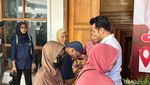 Pemprov Jatim Bagikan Bendera Merah Putih dan Bantuan Sembako