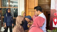 Wakil Gubernur Jawa Timur Emil Elestianto Dardak mewakili Gubernur Khofifah Indar Parawansa membagikan langsung bendera ke warga.