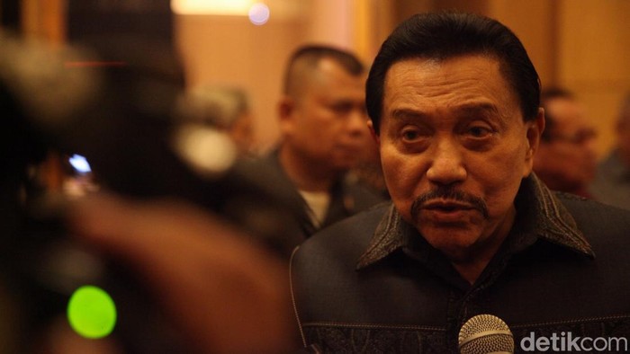 Mantan Kepala BIN A.M. Hendropriyono bersama Menteri Agama Nasaruddin Umar, Oesman Sapta Odang, Mahfud MD dan mantan Menkopolhukam Djoko Suyanto saat menghadiri reuni Badan Inteligen Negara di Jakarta, Selasa (12/8/2025).