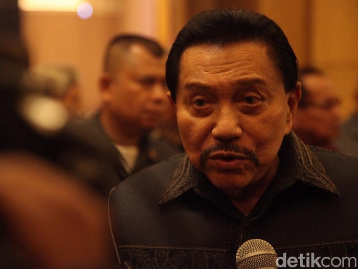 Mantan Kepala BIN A.M. Hendropriyono bersama Menteri Agama Nasaruddin Umar, Oesman Sapta Odang, Mahfud MD dan mantan Menkopolhukam Djoko Suyanto saat menghadiri reuni Badan Inteligen Negara di Jakarta, Selasa (12/8/2025).
