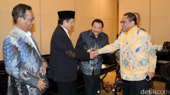 Mantan Kepala BIN A.M. Hendropriyono bersama Menteri Agama Nasaruddin Umar, Oesman Sapta Odang, Mahfud MD dan mantan Menkopolhukam Djoko Suyanto saat menghadiri reuni Badan Inteligen Negara di Jakarta, Selasa (12/8/2025).