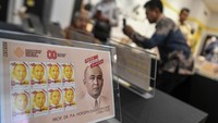 Pengunjung yang hadir dapat melihat langsung detail setiap gambar pada prangko, yang dirancang dengan sentuhan artistik dan nilai sejarah yang kuat. ANTARA FOTO/Muhammad Adimaja
