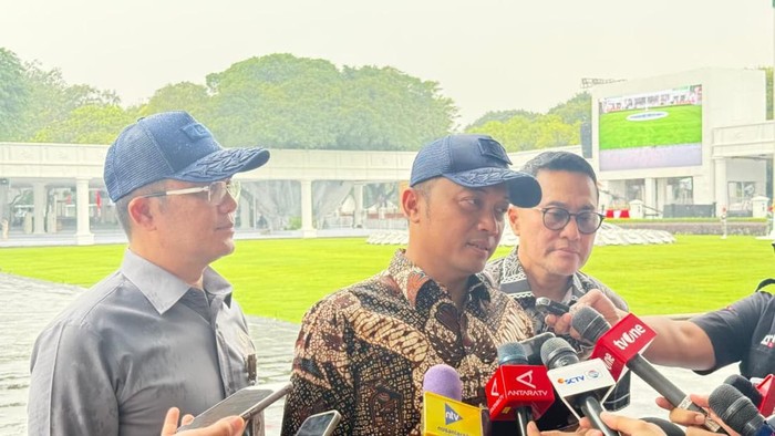 Mensesneg Prasetyo Hadi di kompleks Istana Kepresidenan, Jakarta, Selasa (12/8/2025).