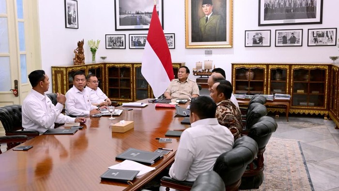 Presiden Prabowo Subianto menggelar rapat tertutup dengan Kepala BGN dan Kapolri (dok istimewa)