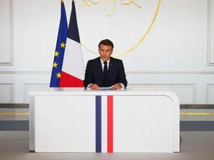 Macron Didesak Mundur untuk Akhiri Krisis Politik Prancis