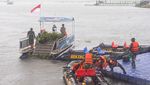 TNI AD Bersih-bersih Situ Bagendit Garut