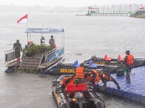 TNI AD Bersih-bersih Situ Bagendit Garut