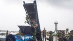 TNI AD Bersih-bersih Situ Bagendit Garut