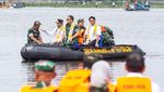 TNI AD Bersih-bersih Situ Bagendit Garut