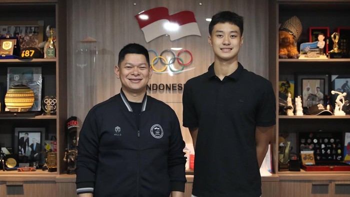 Ketua Umum Komite Olimpiade Indonesia (KOI) Raja Sapta Oktohari dan atlet renang muda RI Liquor Harrison Andoko