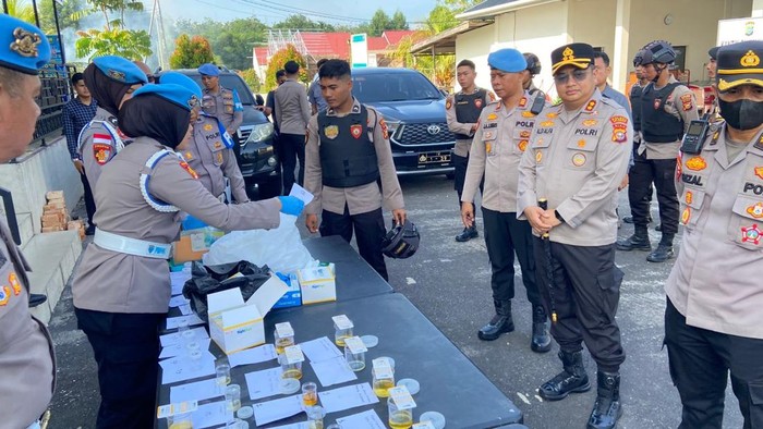 Ratusan personel Polres Kepulauan Meranti dites urine dan hasilnya dinyatakan negatif narkoba, Selasa (12/8/2025).