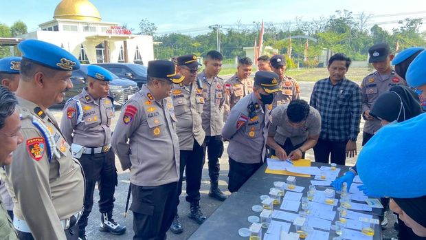 Ratusan personel Polres Kepulauan Meranti dites urine dan hasilnya dinyatakan negatif narkoba, Selasa (12/8/2025).