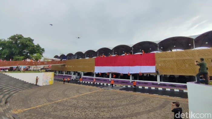 Sekda Ciamis Andang Firman bersama BPBD dan Kesbangpol membentangkan bendera merah putih berukuran jumbo di bangunan Food Court Alun-alun Ciamis.