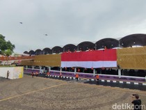 Kala Bendera Merah Putih Jumbo Membentang di Alun-alun Ciamis
