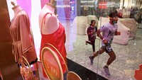 Warga Dubai dari berbagai usia ikut meramaikan Mallathon, membuktikan olahraga bisa dinikmati bersama keluarga. Foto: REUTERS/Amr Alfiky