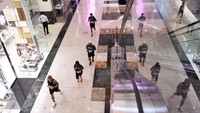 Jalur lari yang melintasi eskalator dan lorong mal memberikan pengalaman berbeda dari lintasan konvensional. Foto: REUTERS/Amr Alfiky