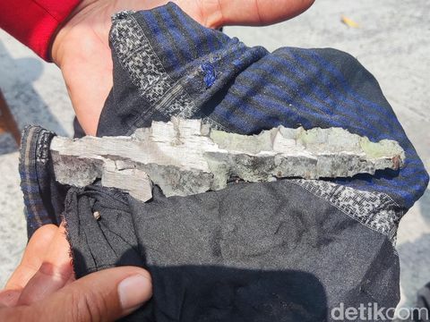 Penampakan benda diduga serpihan bom yang terlempar saat proses disposal mortir di Sleman, Selasa (12/7/2025).