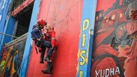 Salah satu momen yang paling memacu adrenalin adalah Braveheart Challenge, di mana peserta harus berlari cepat, membawa peralatan berat, hingga menyelesaikan simulasi pemadaman kebakaran dalam waktu terbatas. ANTARA FOTO/Asprilla Dwi Adha