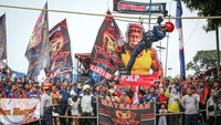 Puluhan petugas pemadam kebakaran dari 42 sektor wilayah Dinas Penanggulangan Kebakaran dan Penyelamatan (Gulkarmat) DKI Jakarta saling unjuk ketangkasan dalam ajang Jakarta Fire Fighter Challenge (JFFC) 2025, di Ciracas, Jakarta Timur, Selasa (12/8/2025). ANTARA FOTO/Asprilla Dwi Adha