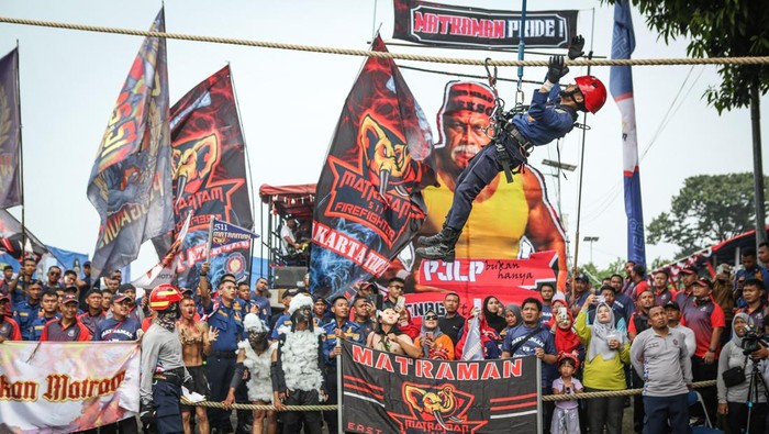 Peserta mengikuti Braveheart Challenge pada Jakarta Fire Fighter Challenge 2025 di Pusat Pendidikan dan Pelatihan Gulkarmat, Ciracas, Jakarta Timur, Selasa (12/8/2025). Dinas Penanggulangan Kebakaran dan Penyelamatan (Gulkarmat) DKI Jakarta menggelar Jakarta Fire Challenge (JFFC) 2025 yang diikuti oleh 42 sektor wilayah Gulkarmat dari seluruh Jakarta bertujuan untuk menciptakan petugas yang terlatih, terampil, mampu bekerja sama dalam tim dan sebagai ajang silahturahmi antar anggota. ANTARA FOTO/Asprilla Dwi Adha