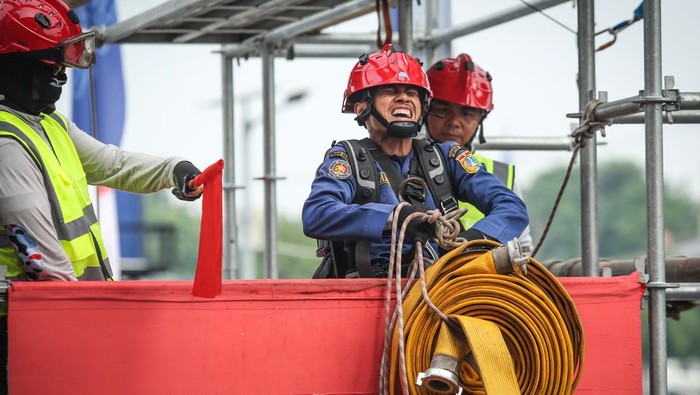 Seru, Pemadam Kebakaran Jakarta Adu Cepat dan Tangguh di Ciracas Peserta mengikuti Braveheart Challenge pada Jakarta Fire Fighter Challenge 2025 di Pusat Pendidikan dan Pelatihan Gulkarmat, Ciracas, Jakarta Timur, Selasa (12/8/2025). Dinas Penanggulangan Kebakaran dan Penyelamatan (Gulkarmat) DKI Jakarta menggelar Jakarta Fire Challenge (JFFC) 2025 yang diikuti oleh 42 sektor wilayah Gulkarmat dari seluruh Jakarta bertujuan untuk menciptakan petugas yang terlatih, terampil, mampu bekerja sama dalam tim dan sebagai ajang silahturahmi antar anggota. ANTARA FOTO/Asprilla Dwi Adha