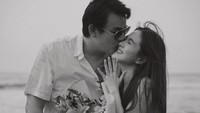 Shanice Margaretha dicium Nicholas Audley setelah mengucapkan ya untuk mau menikah. (Foto: dok Instagram margarethalie)