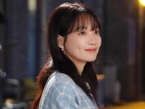 Shin Min Ah Bongkar Tips Skincare dan Makeup Alaminya di Usia 40-an