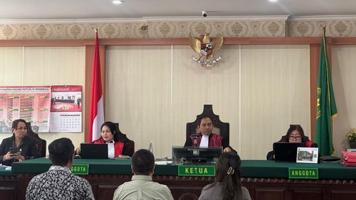 Stevanus Rico Adrian saat menjalani sidang pidana kasus cukai di Pengadilan Negeri (PN) Denpasar, Selasa (12/8/2025). (Dok.Kejari Badung).