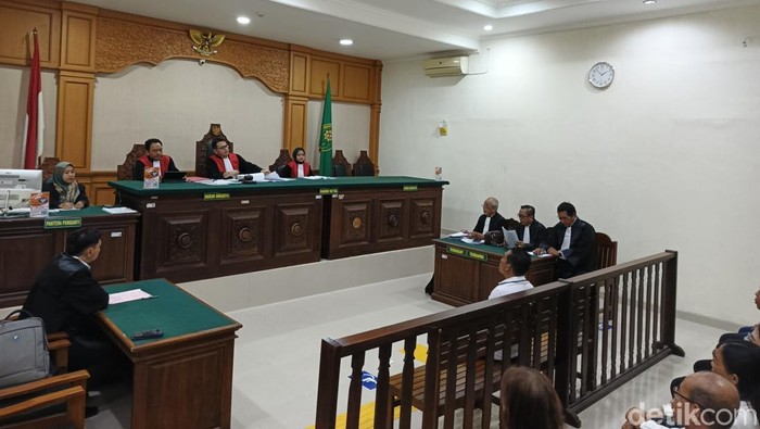 Sidang dugaan pencemaran nama baik seorang pengusaha SPBU oleh wartawan bernama Putu Suardana di Pengadilan Negeri (PN) Negara, Selasa (12/8/2025). (Foto: I Putu Adi Budiastrawan/detikBali)