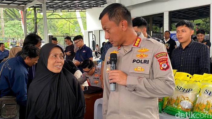 Siti Halimah saat berbincang dengan Kapolrestabes Bandung Kombes Pol Budi Sartono.