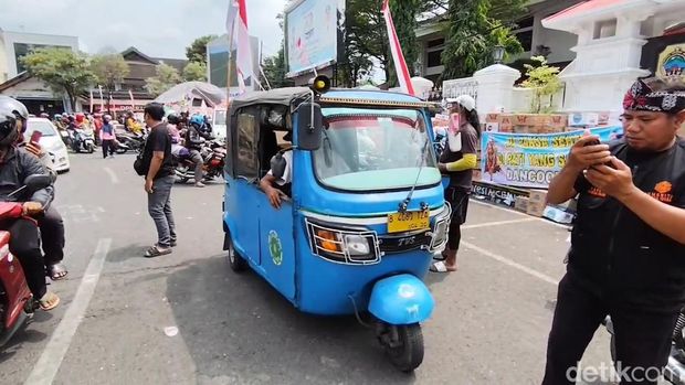 Paijan, sopir Bajaj dari Jakarta ke Pati untuk mendukung aksi demo dilakukan aliansi masyarakat Pati bersatu, Selasa (12/8/2025).
