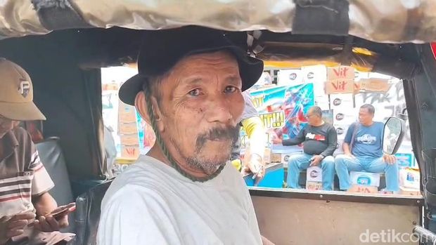 Paijan, sopir Bajaj dari Jakarta ke Pati untuk mendukung aksi demo dilakukan aliansi masyarakat Pati bersatu, Selasa (12/8/2025).