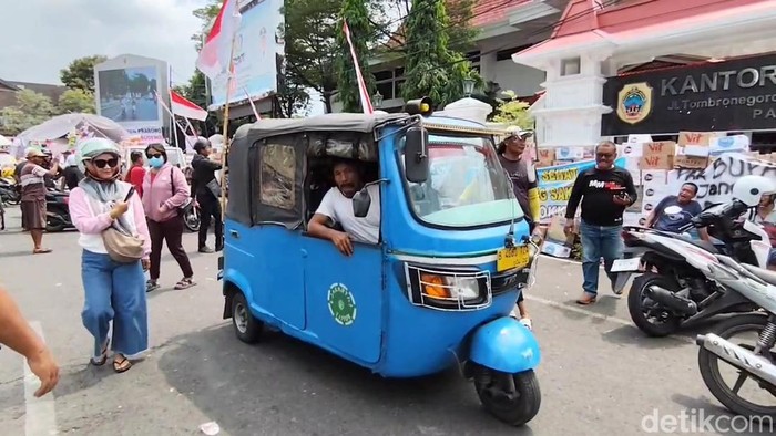 Paijan, sopir Bajaj dari Jakarta ke Pati untuk mendukung aksi demo dilakukan aliansi masyarakat Pati bersatu, Selasa (12/8/2025).