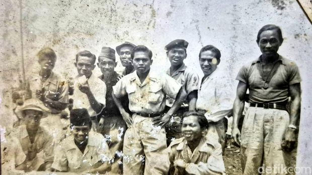 Selain kerap menenteng senjata di medan tempur, Soembono dikenal memiliki hobi menenteng kamera dan gemar memotret, menjadikannya saksi sekaligus pendokumentasi momen bersejarah di masa perang