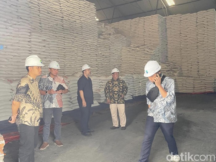 Stok gula menumpuk di PT Perkebunan Nusantara (PG) Candi Sidoarjo