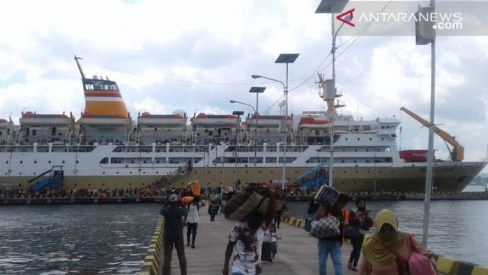 Suasana arus penumpang KM Dorolonda milik PT Pelni saat tiba di pelabuhan Murhum Baubau. (foto ANTARA/Azis Senong)
