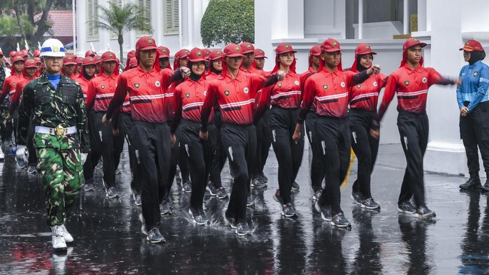 Suasana Gladi Kotor Jelang HUT ke-80 RI di Istana Merdeka Calon Paskibraka saat mengikuti gladi kotor pelaksanaan Upacara Pengibaran Bendera Merah Putih dalam rangka memperingati HUT Ke-80 Republik Indonesia di halaman Istana Merdeka, Jakarta, Selasa (12/8/2023). Gladi kotor tersebut diikuti sebanyak 76 orang calon Pasukan Pengibar Bendera Pusaka (Paskibraka) dari 38 provinsi di Indonesia serta ratusan personel TNI-Polri. ANTARA FOTO/Galih Pradipta/YU