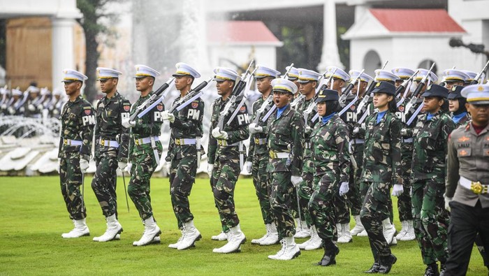 Suasana Gladi Kotor Jelang HUT ke-80 RI di Istana Merdeka Calon Paskibraka saat mengikuti gladi kotor pelaksanaan Upacara Pengibaran Bendera Merah Putih dalam rangka memperingati HUT Ke-80 Republik Indonesia di halaman Istana Merdeka, Jakarta, Selasa (12/8/2023). Gladi kotor tersebut diikuti sebanyak 76 orang calon Pasukan Pengibar Bendera Pusaka (Paskibraka) dari 38 provinsi di Indonesia serta ratusan personel TNI-Polri. ANTARA FOTO/Galih Pradipta/YU