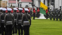 Sejumlah pejabat hadir memantau proses gladi ini, di antaranya Mensesneg Prasetyo Hadi, Sekretaris Kabinet Teddy Indra Wijaya, Kasetpres Mayjen Aryo Windutomo, hingga Deputi Bidang Protokol, Pers, dan Media Sekretariat Presiden (Setpres) Yusuf Permana. ANTARA FOTO/GALIH PRADIPTA